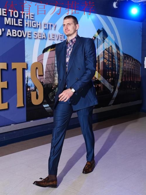 西装暴徒!掘金官媒晒约基奇入场穿搭照:迎接约基奇时刻 西装暴徒!掘金官媒晒约基奇入场穿搭照:迎接约基奇时刻